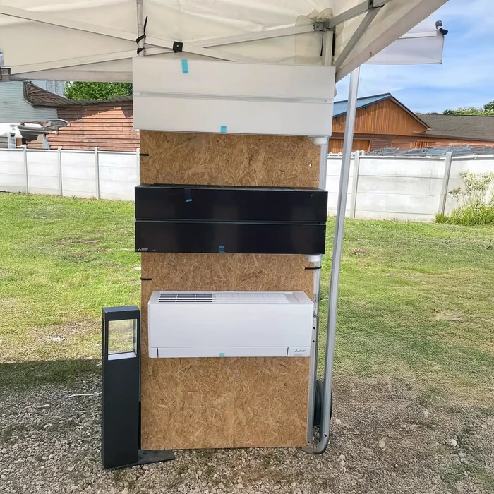 Scène extérieure dans jardin résidentiel avec installation de climatisation en cours
