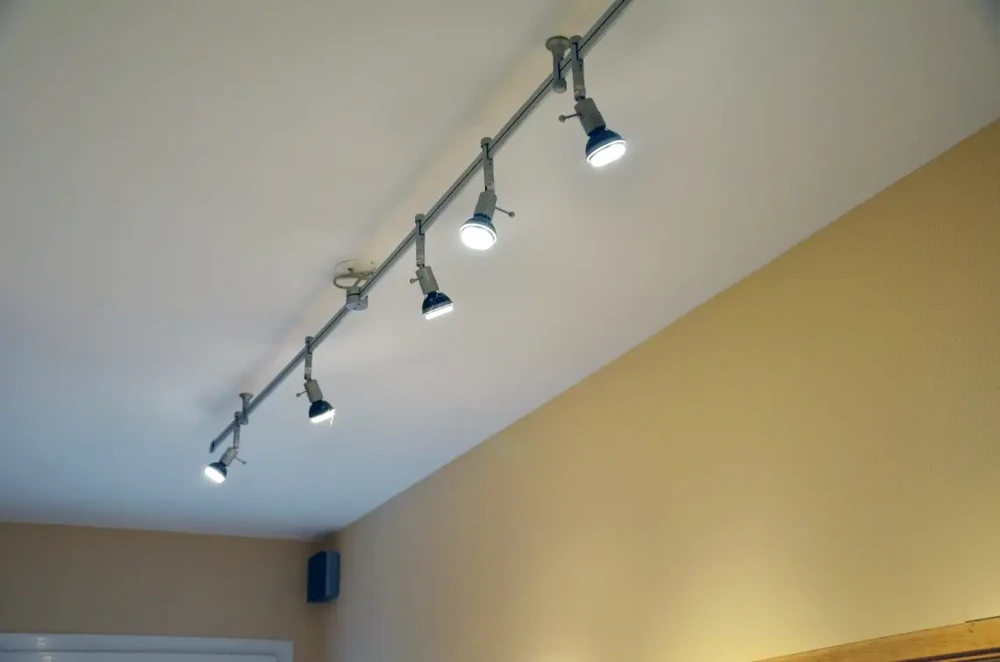 Intérieur d'une pièce avec mur jaune et plafond blanc