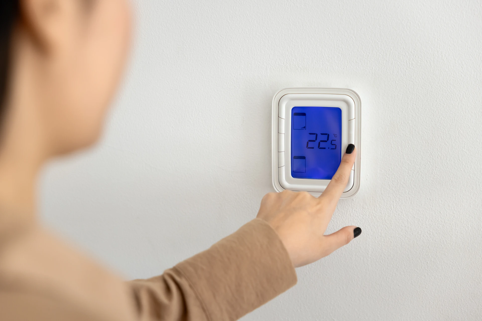 Jeune couple, famille heureuse avec chien sur le canapé allumant la climatisation, soufflant chaud, air froid, contrôle de la température de la pièce pour un environnement de maison optimal, fournissant le système de chauffage de contrôle de climat idéal