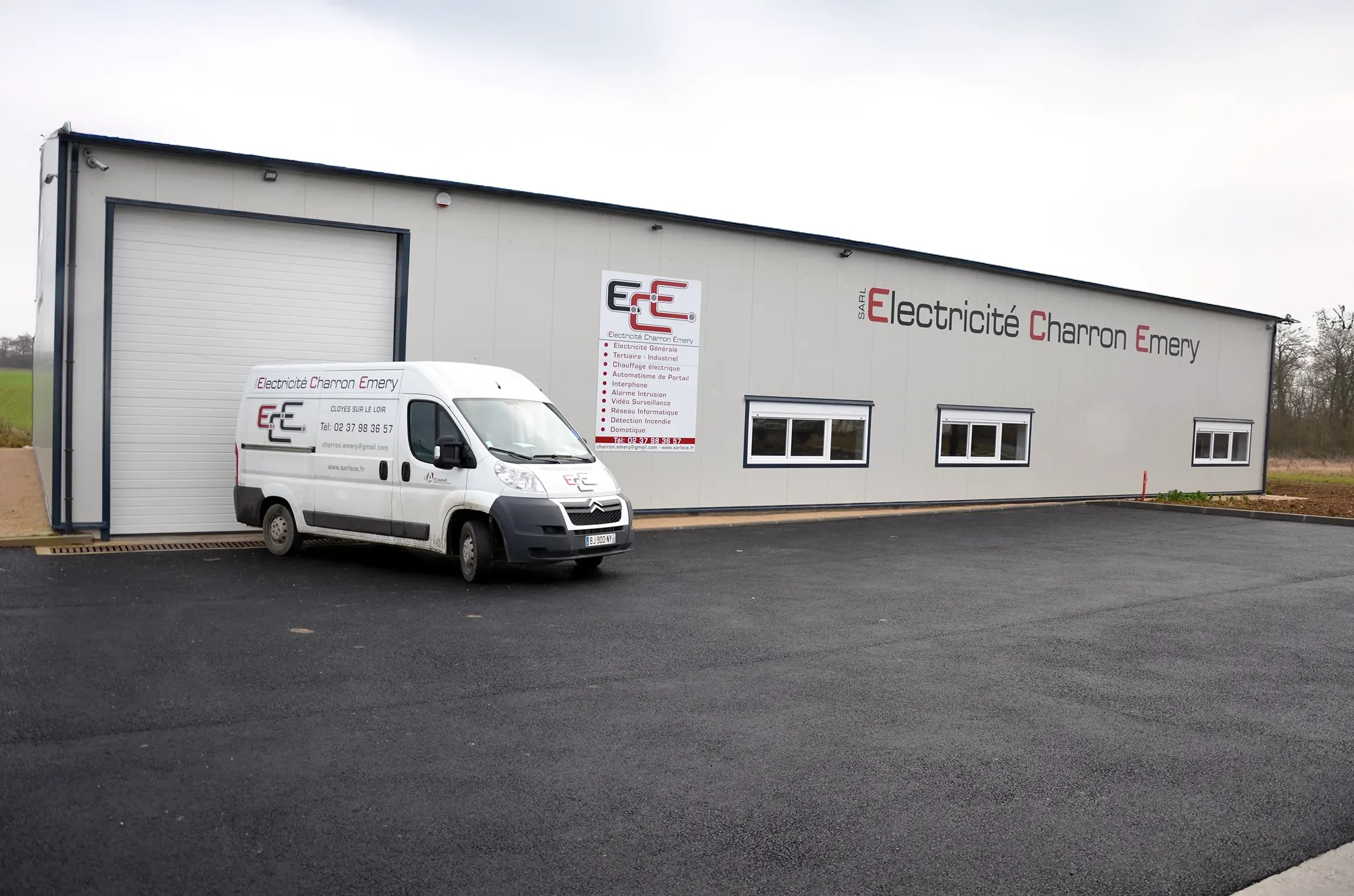 Technicien en climatisation effectuant la maintenance d'une unité de climatisation murale dans un intérieur moderne